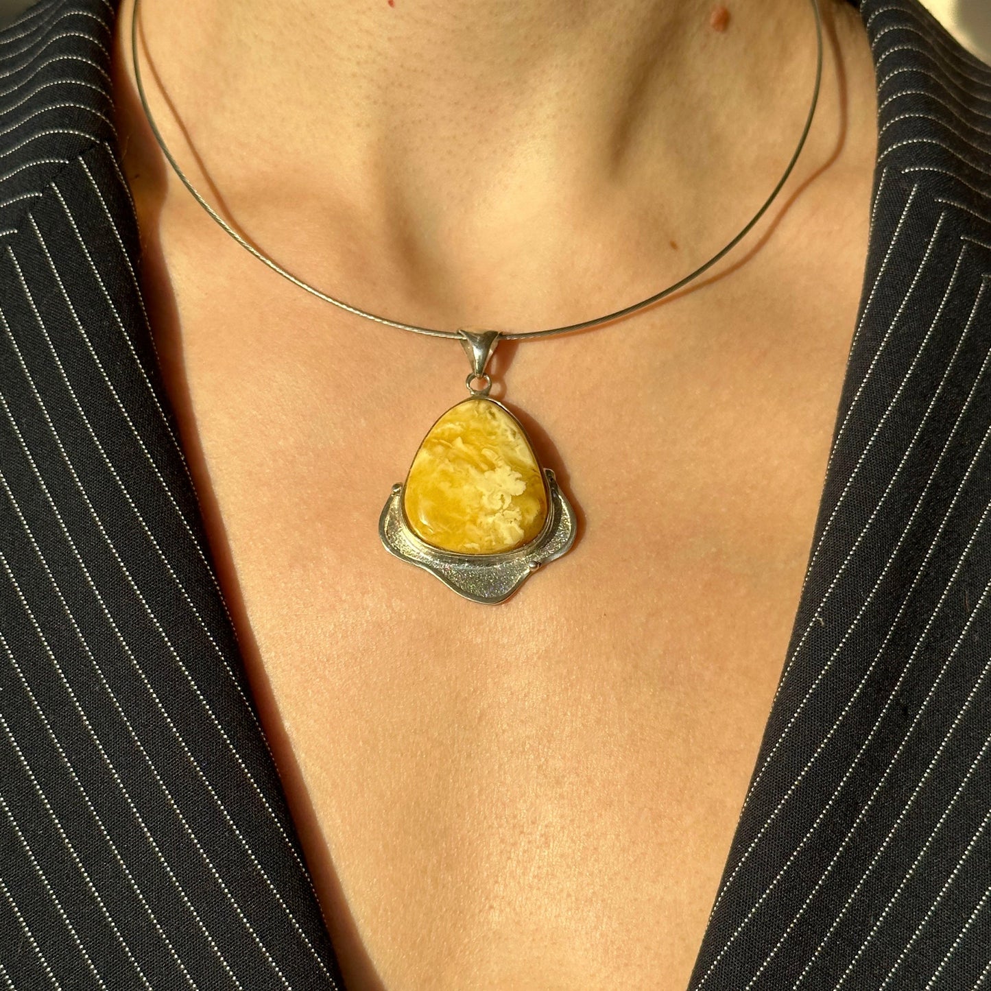 Išraiškingas balto gintaro pakabukas