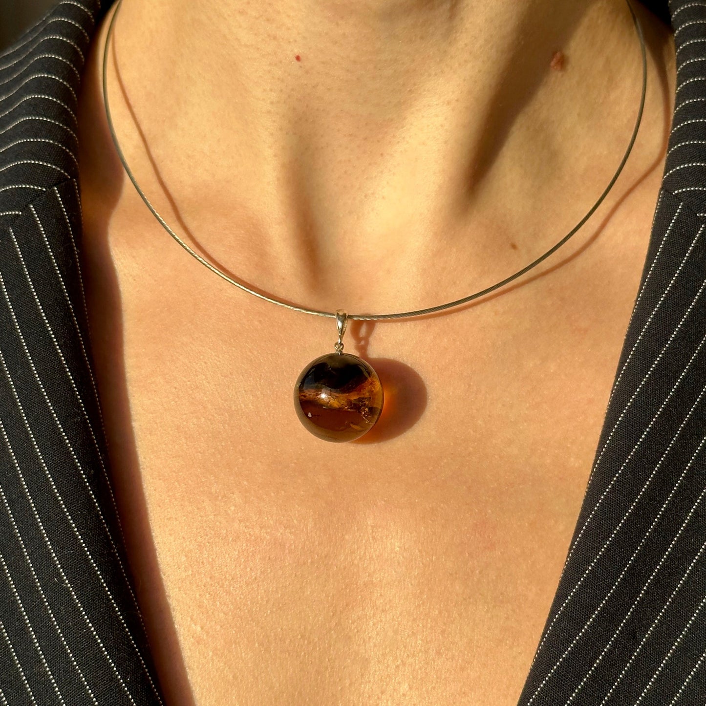 Juodo gintaro pakabukas