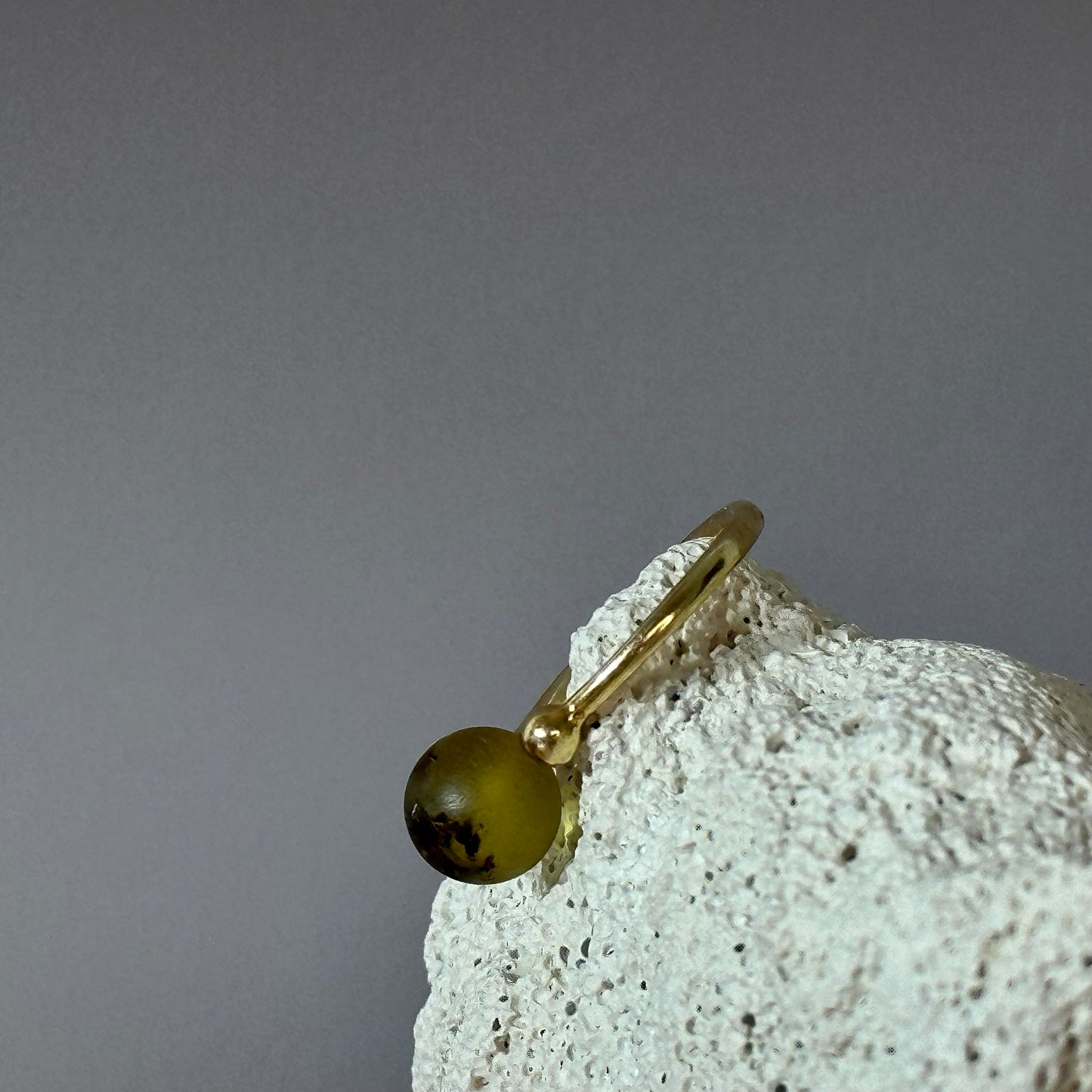 Modernus reguliuojamas žalio gintaro žiedas