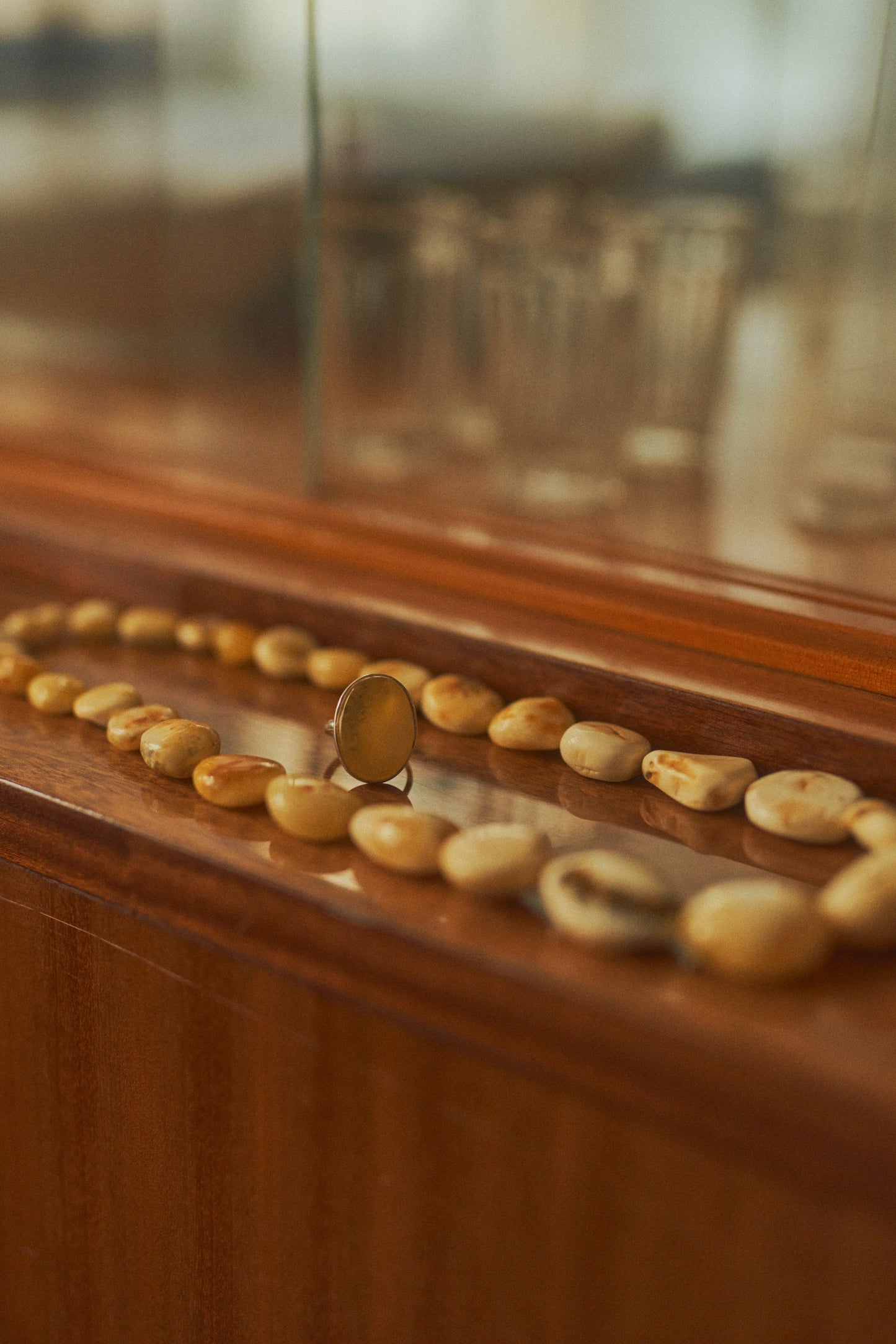 Unikalus balto gintaro žiedas